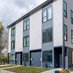 Rooftop King Beds Near Light Rail & Loso