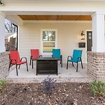 Bold Uptown Retreat - Hot Tub - 6 Beds