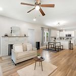 4 Bedroom Home With Hot Tub, Corn Hole, & Smart Tv! Minutes To Uptown, Airport, Dining And Entertainment -