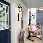 Qc Quarters: Elevated 4 Br/4Ba, Total Quadplex
