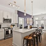 Carolina Charm - Free Parking, Pool, Gym