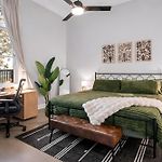 Walk To Boa & Truist, Luxury 2Br With Pool Patio