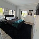 Modern Luxe Retreat Free Parking King Beds