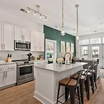 Queen City Haven - Free Parking, Pool, Balcony