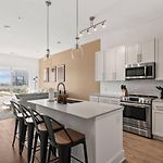 Skyline Suite - Free Parking, Pool, City Views