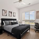 Skyline Suite - Free Parking, Pool, City Views