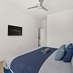 City Lights Retreat - Pool, Central, Free Parking