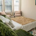 Uptown Luxe Retreat With Parking & Walk To City Center