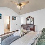 King Bed - Hot Tub - Fenced Yard - Near Carowinds