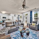 King Bed - Hot Tub - Fenced Yard - Near Carowinds