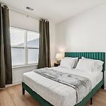 Elegant Stay Near Uptown, Airport & Stadium