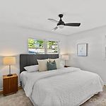 Modern 3Br Retreat •10 Mins To Uptown • Large Yard