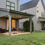 Charming 3Br Charlotte Holiday Home With Patio