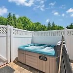 King Bed - Hot Tub - Fenced Yard - Near Carowinds