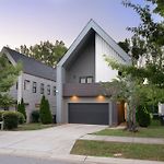 Charming 3Br Charlotte Holiday Home With Patio