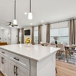 Elegant Stay Near Uptown, Airport & Stadium