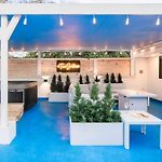 Teeni Santorini Rooftop Lounge Sauna & Hot Tub