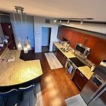 Luxury Furnished 1Br Condo In The Heart Of The City