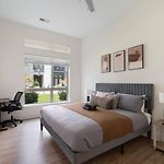 Queen City Luxe - Free Parking, Pool, Central