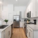 Uptown Haven - Free Parking, Pool, Walkable
