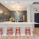 Prime Uptown Location Near Restaurants & Nightlife