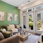 Uptown Haven - Free Parking, Pool, Walkable