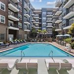 Luxury 2Br Near Uptown Pool, Gym, Bbq