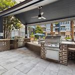 Luxury 2Br Near Uptown Pool, Gym, Bbq
