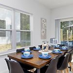 Uptown Retreat Sleeps 10 W/Hot Tub, Bbq Game Room