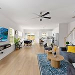 Uptown Retreat Sleeps 10 W/Hot Tub, Bbq Game Room