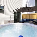 Uptown Retreat Sleeps 10 W/Hot Tub, Bbq Game Room