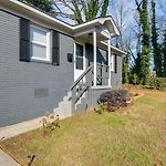 Renovated Charlotte Bungalow - 3 Mi To Downtown!