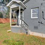 Renovated Charlotte Bungalow - 3 Mi To Downtown!