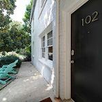 Spacious Condo With Easy Access To Uptown
