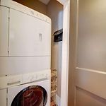 Bright And Restful 2Br Near Uptown With Balcony
