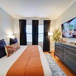 Bright And Restful 2Br Near Uptown With Balcony