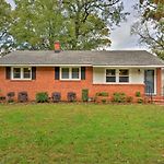 6 Mi To Downtown Charlotte! Charming Home W/ Patio