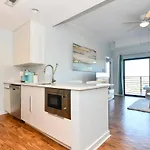 {cloud 9} Luxury 2 Bedroom In Uptown *