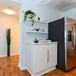 {cloud 9} Luxury 2 Bedroom In Uptown Apartment *