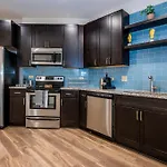 Beautiful 1Br W Balcony Gym Patio Areas