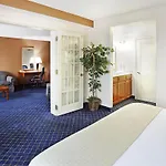 Hotel Airport By Ihg 3*