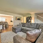 Near Uncc! Family Retreat W/ Deck Holiday home