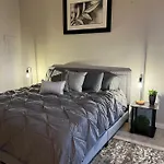 Uptown Townhouse -wifi-10 Min Walk To Spectrum Center *