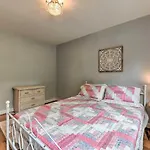Cozy Retreat With Yard About 5 Mi To Dtwn Charlotte
