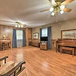 Holiday home Cozy Retreat With Yard About 5 Mi To Dtwn Charlotte