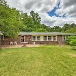 Cozy Charlotte Retreat With Yard About 5 Mi To Dtwn