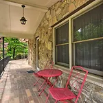 Holiday home Cozy Retreat With Yard About 5 Mi To Dtwn