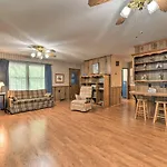 Holiday home Cozy Retreat With Yard About 5 Mi To Dtwn Charlotte
