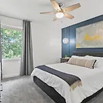 Cozy Condo Near Luxury Mall & Uptown W/ Pool!