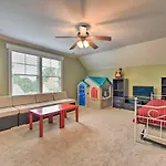 Holiday home 2 Mi To Dtwn: In Noda District Near Unc! Charlotte